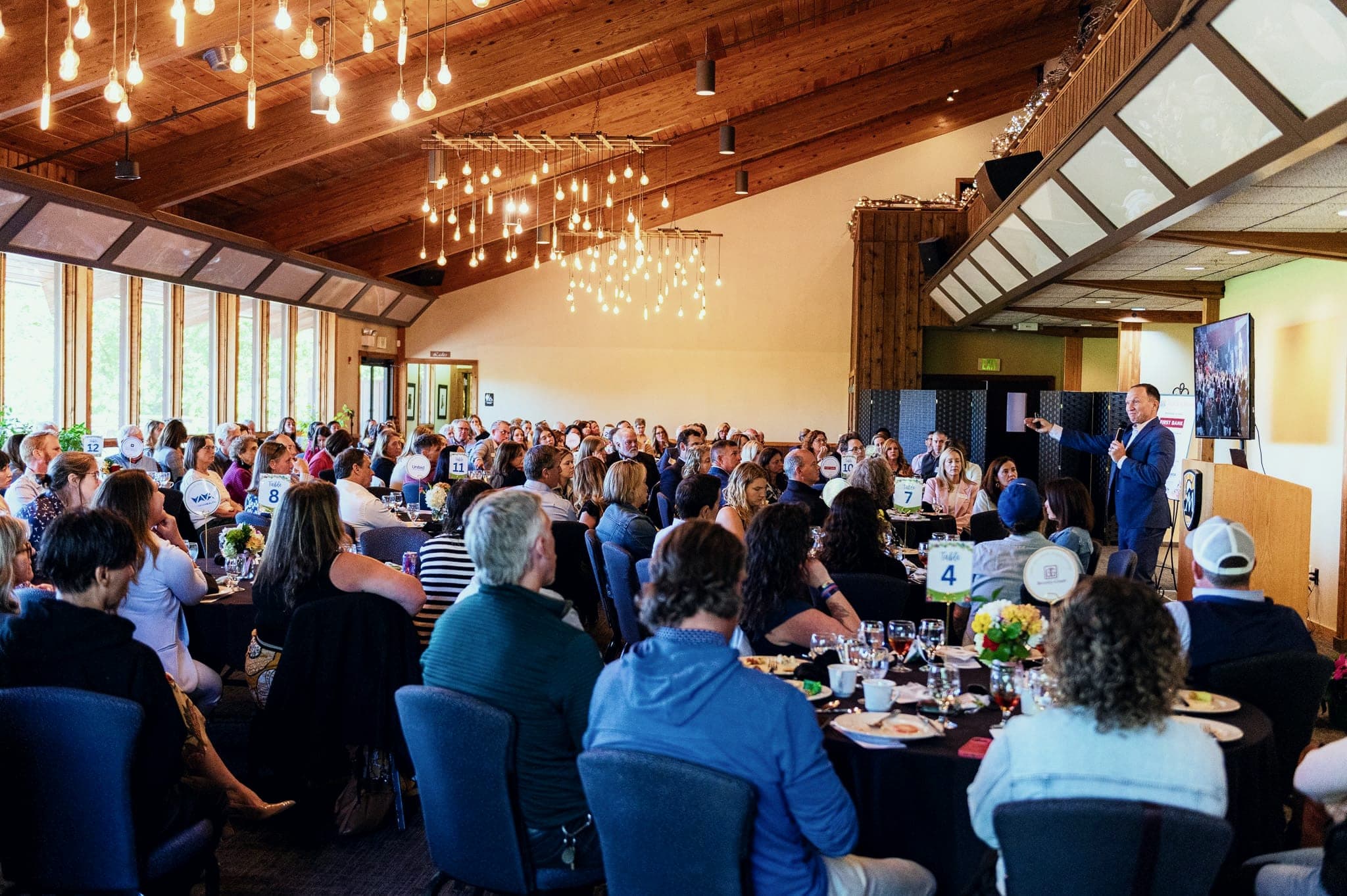 A full banquet hall audience during one of Kevin’s talks
